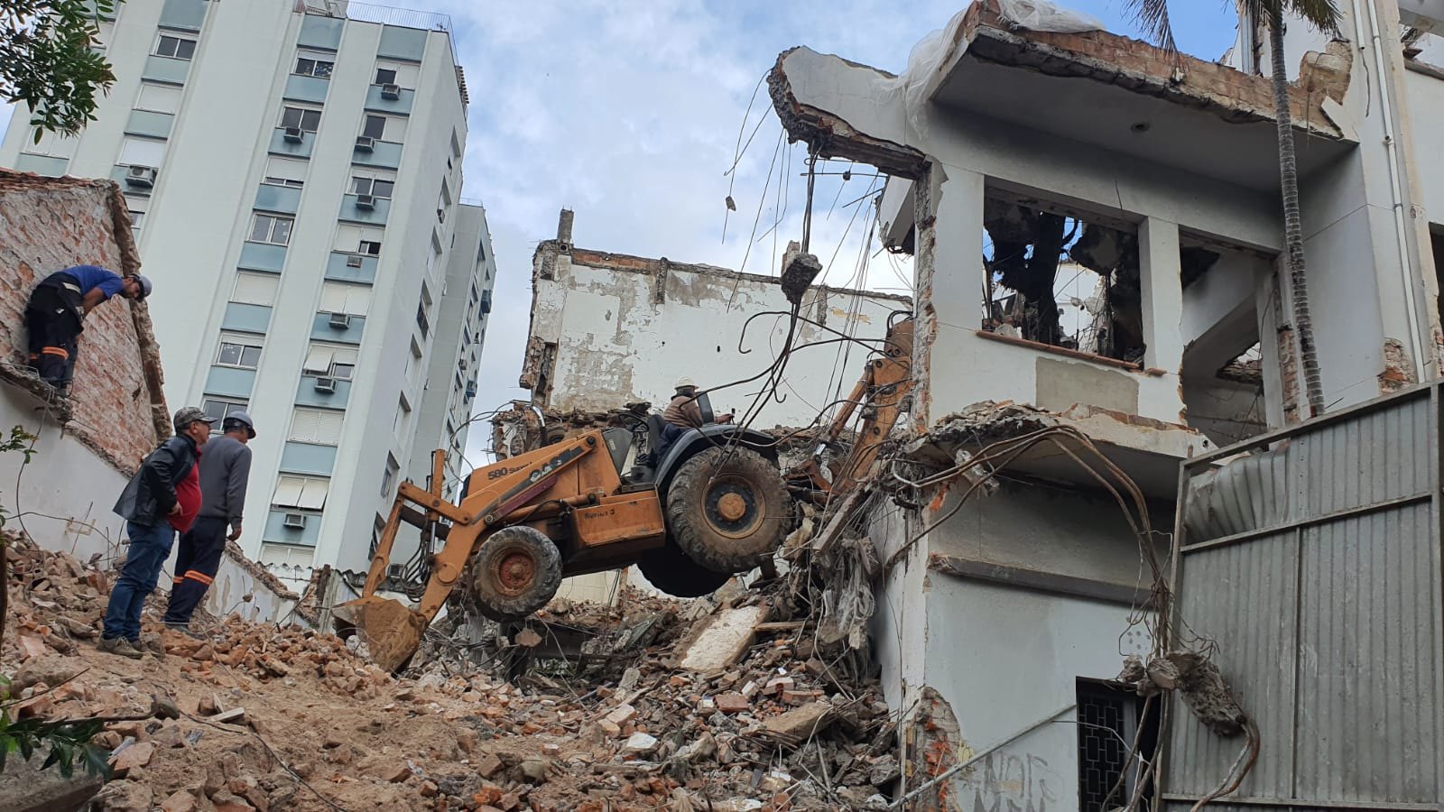 Máquina atuando em demolição de prédio