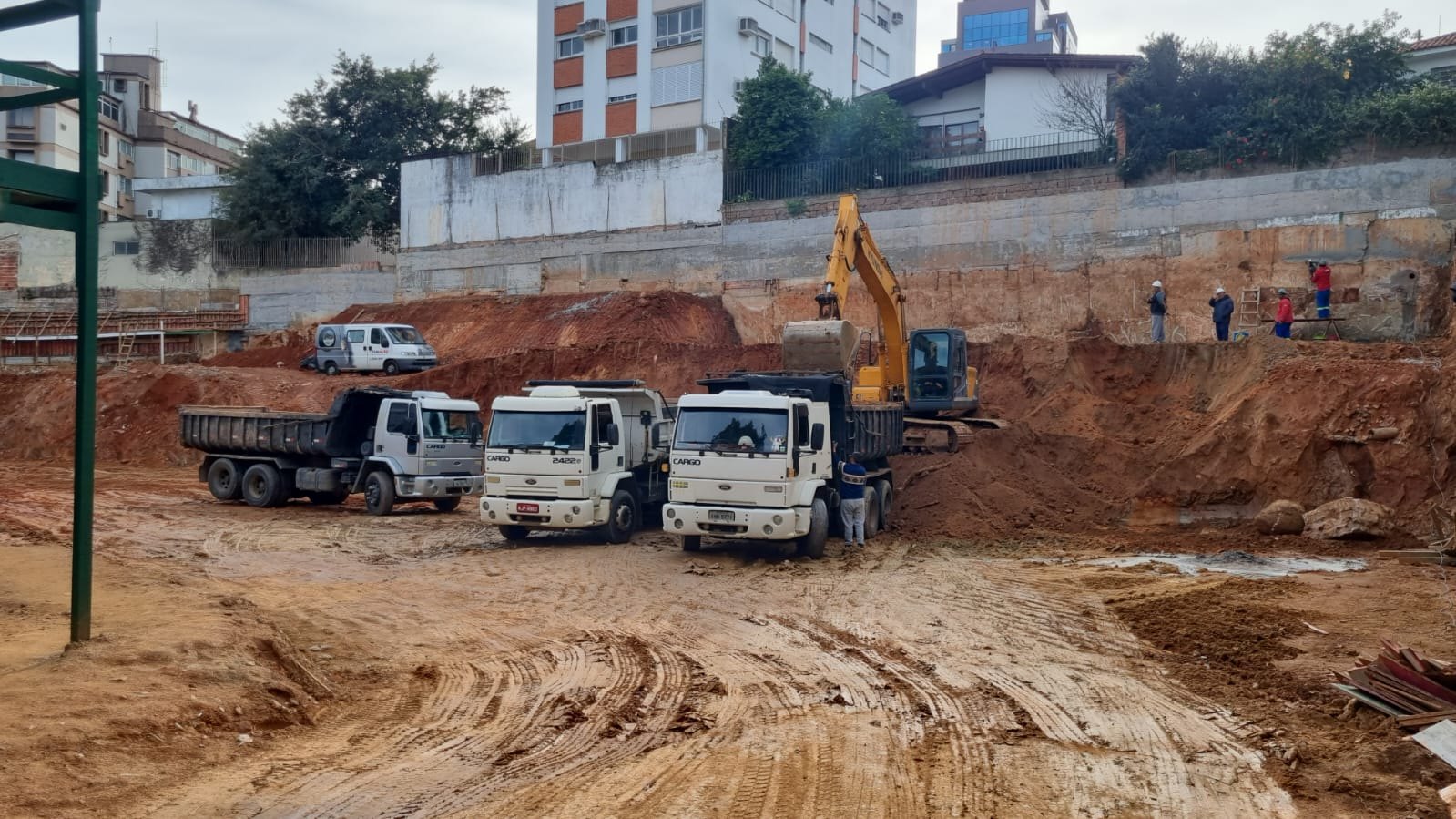 Obra de terraplenagem com caminhões e máquinas