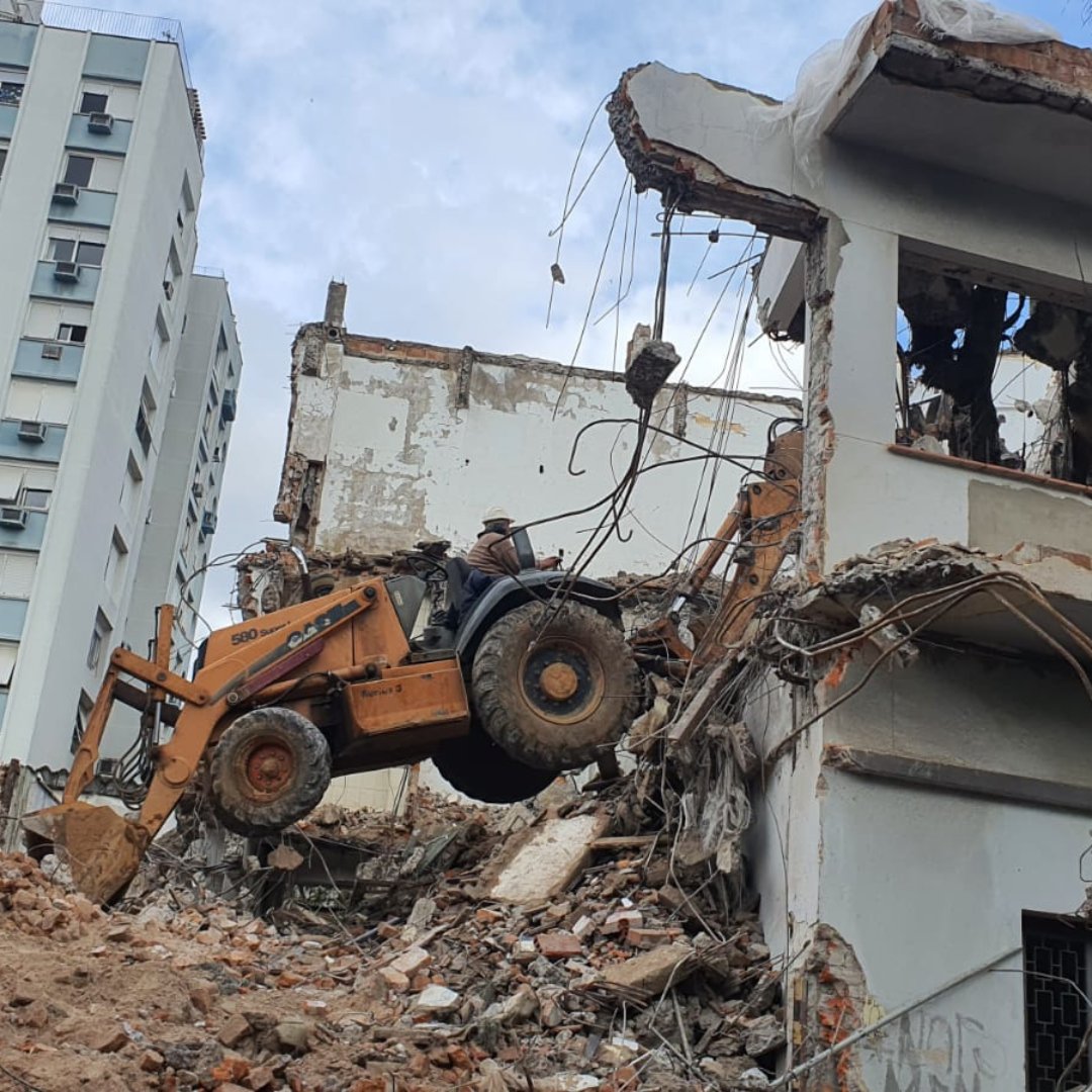 Máquina demolindo estrutura de prédio