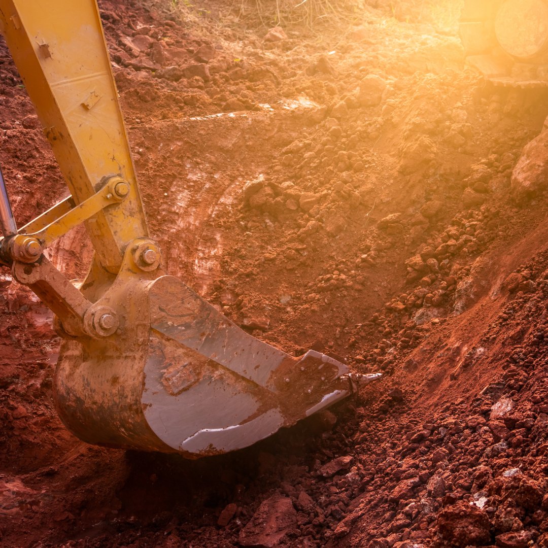 Máquina realizando escavação em terreno